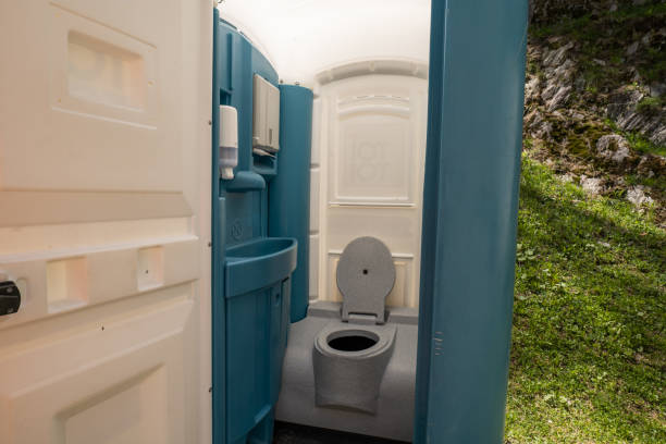 Best VIP or Luxury Restroom Trailers  in Floresville, TX